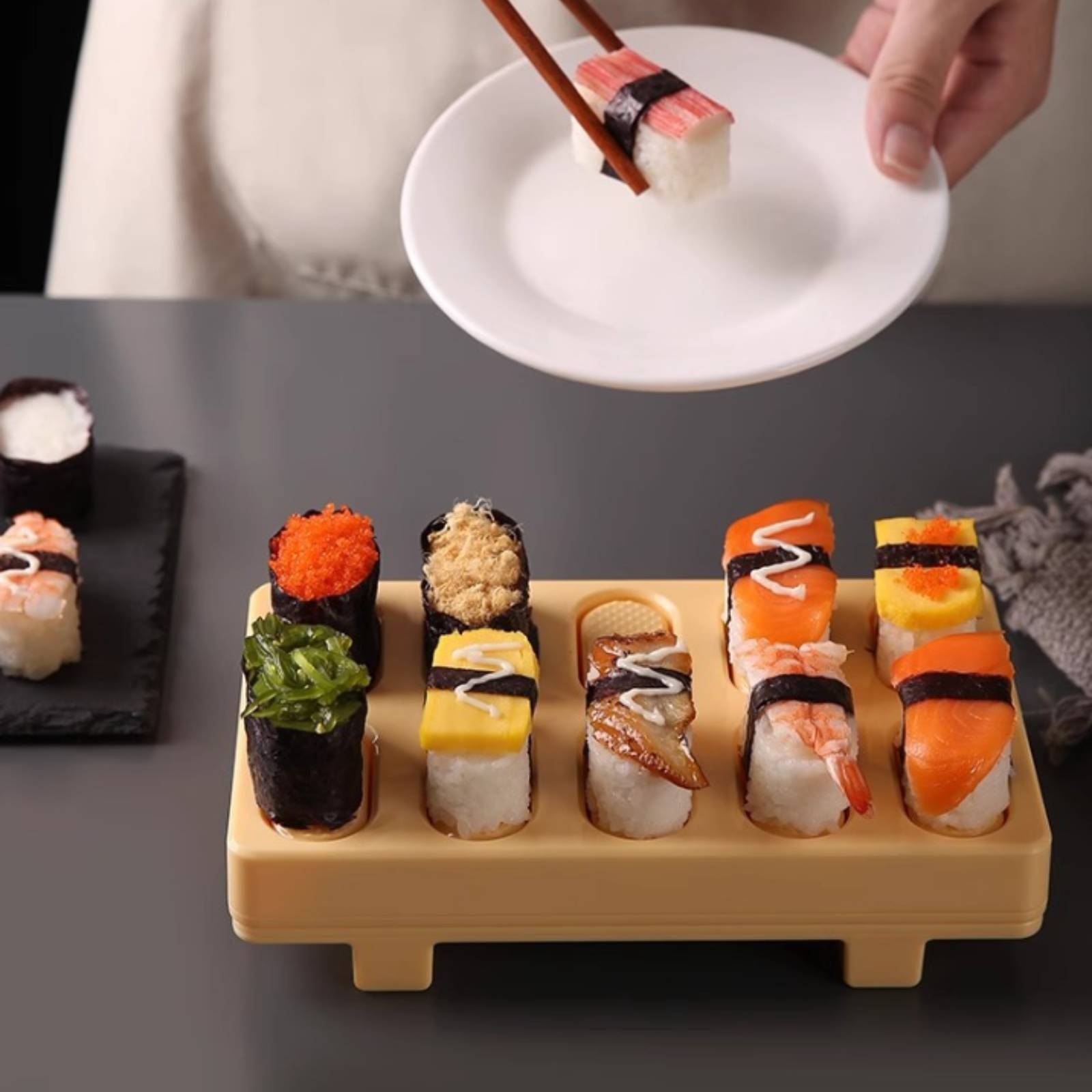 Meal Prep Onigiri - قالب صنع السوشي مع ملعقة، أداة